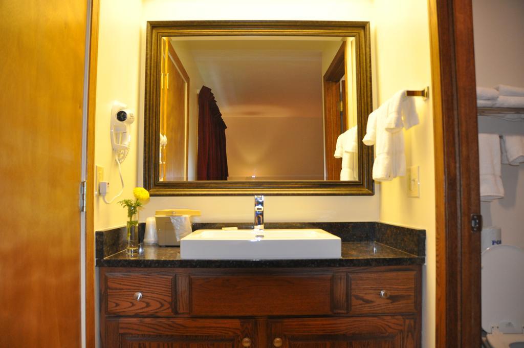 Shepherd Mountain Inn & Suites Pilot Knob Стая снимка