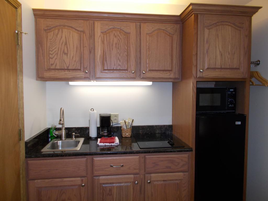 Shepherd Mountain Inn & Suites Pilot Knob Стая снимка