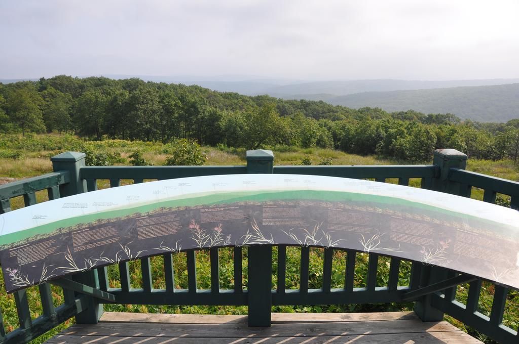 Shepherd Mountain Inn & Suites Pilot Knob Стая снимка