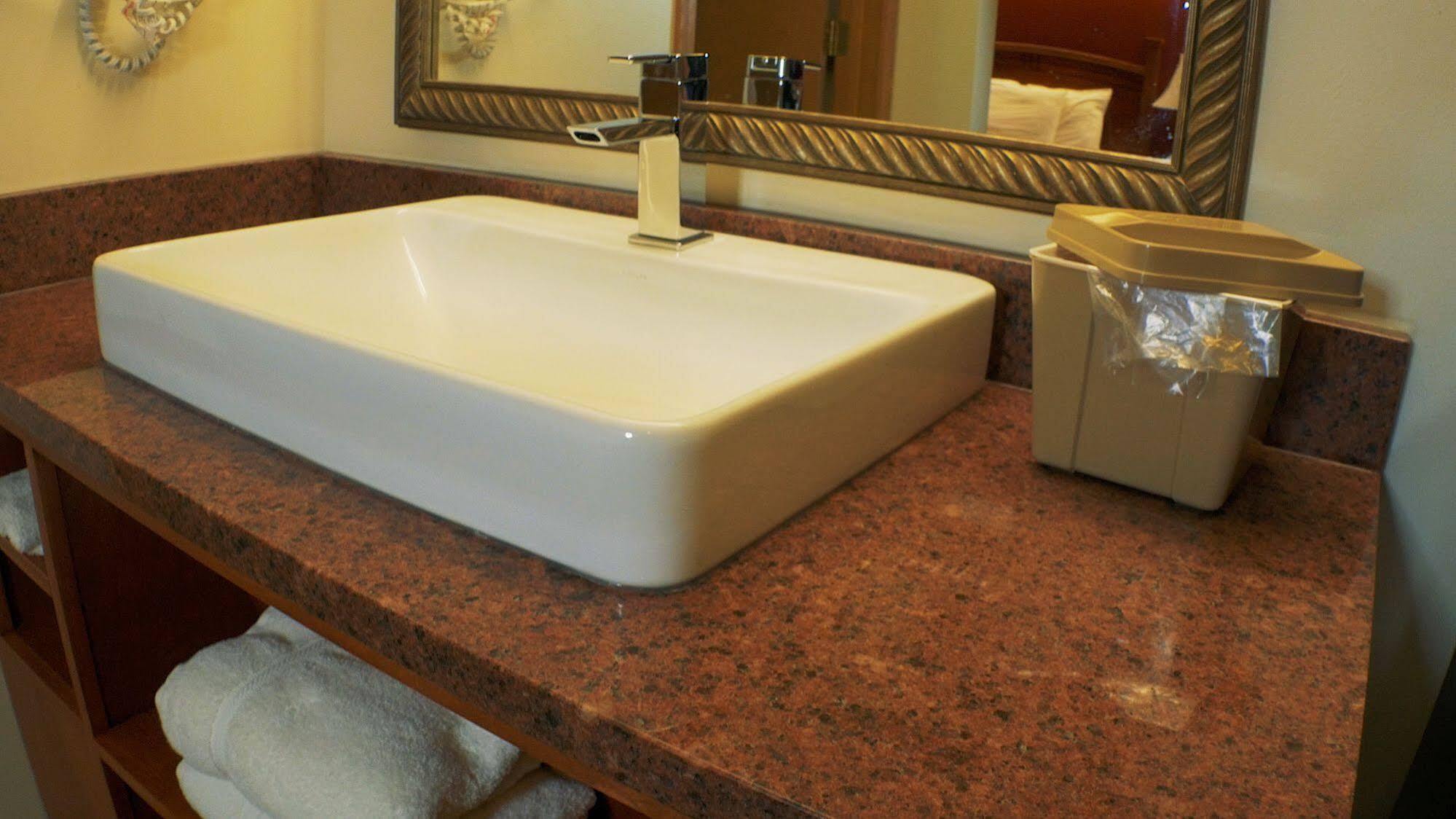 Shepherd Mountain Inn & Suites Pilot Knob Екстериор снимка